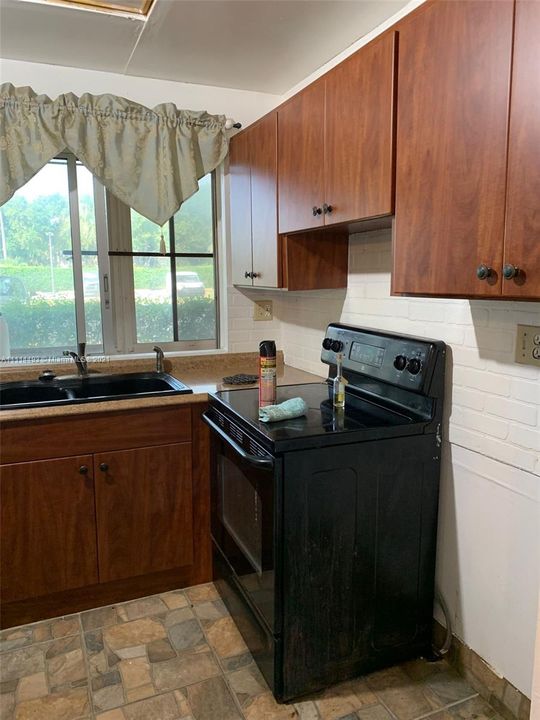 Vendido Recientemente: $76,000 (2 camas, 2 baños, 950 Pies cuadrados)