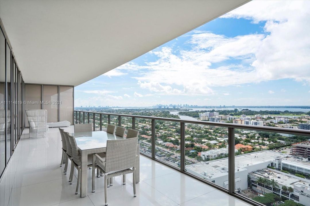 Recently Sold: $9,900,000 (4 beds, 5 baths, 3556 Square Feet)
