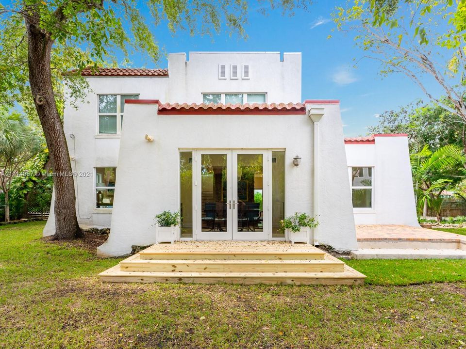 Recently Sold: $2,099,000 (3 beds, 3 baths, 2648 Square Feet)