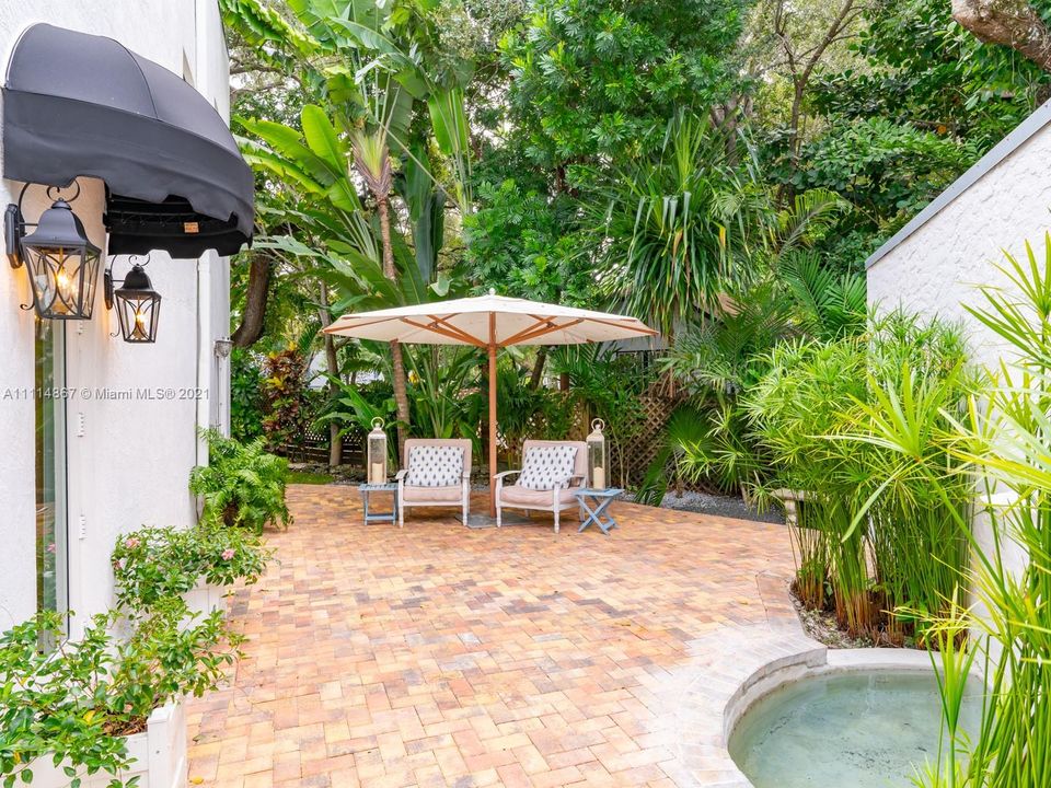 Recently Sold: $2,099,000 (3 beds, 3 baths, 2648 Square Feet)