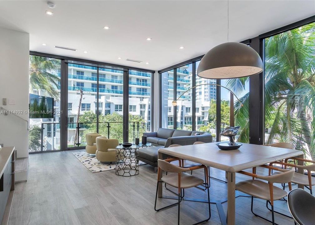 Recently Sold: $2,000,000 (3 beds, 3 baths, 9450 Square Feet)