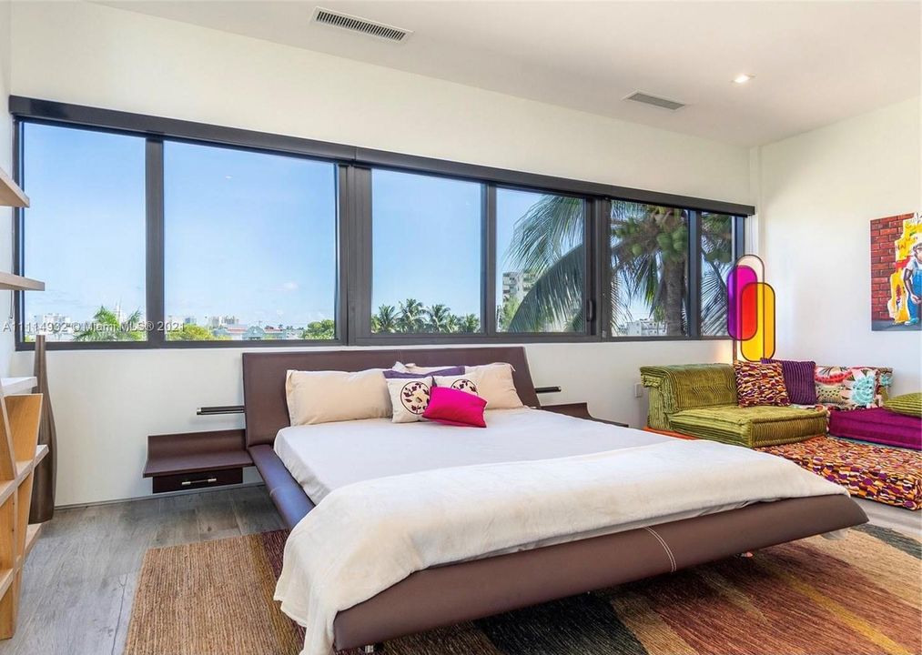 Recently Sold: $2,000,000 (3 beds, 3 baths, 9450 Square Feet)