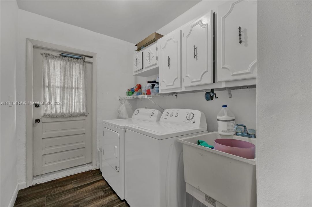Laundry Room with Side Entry