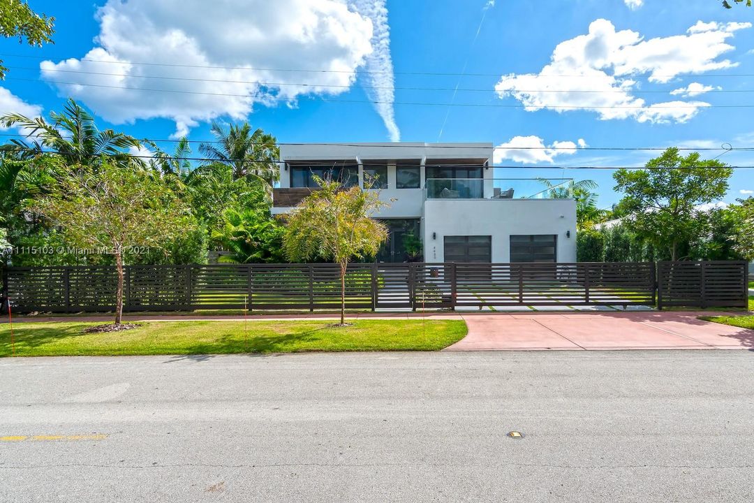 Recently Sold: $4,500,000 (5 beds, 5 baths, 3693 Square Feet)