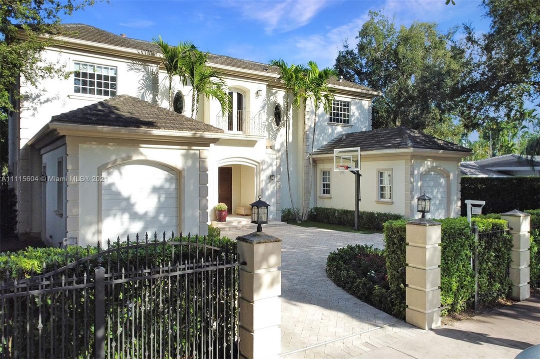 Recently Sold: $3,699,000 (5 beds, 5 baths, 4566 Square Feet)