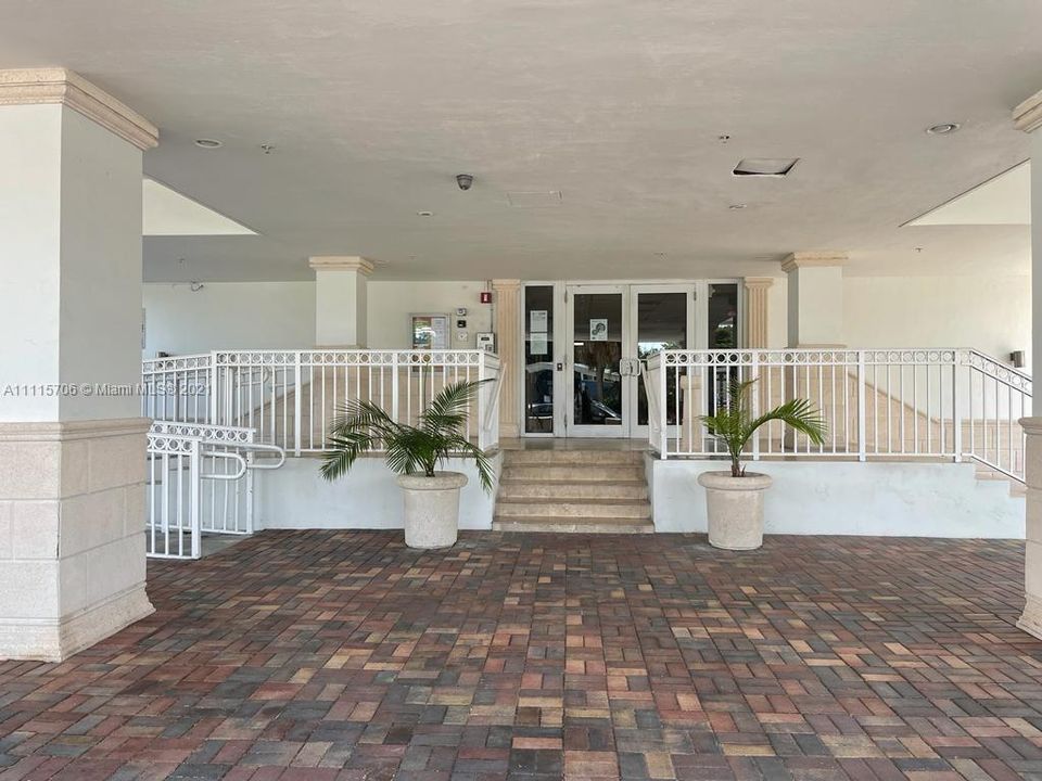 Recently Sold: $330,000 (2 beds, 2 baths, 1074 Square Feet)