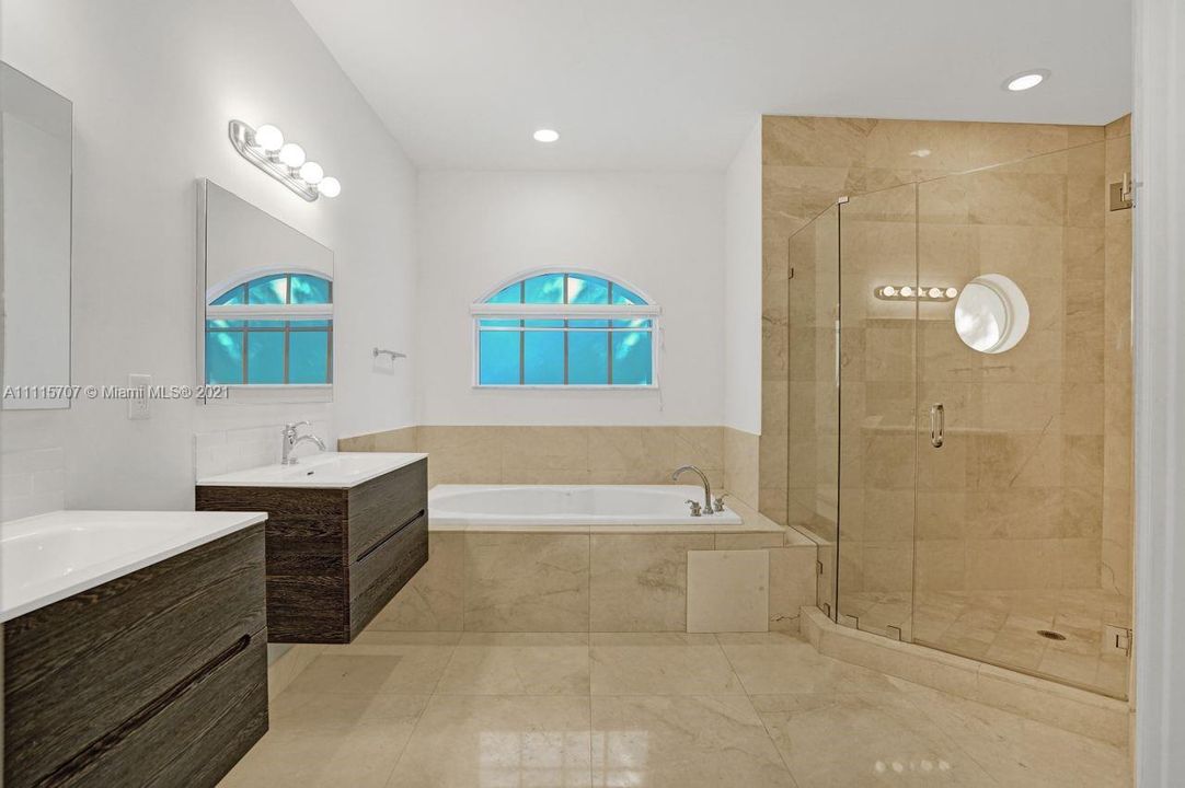 Недавно продано: $1,449,000 (5 спален, 5 ванн, 4174 Квадратных фут)