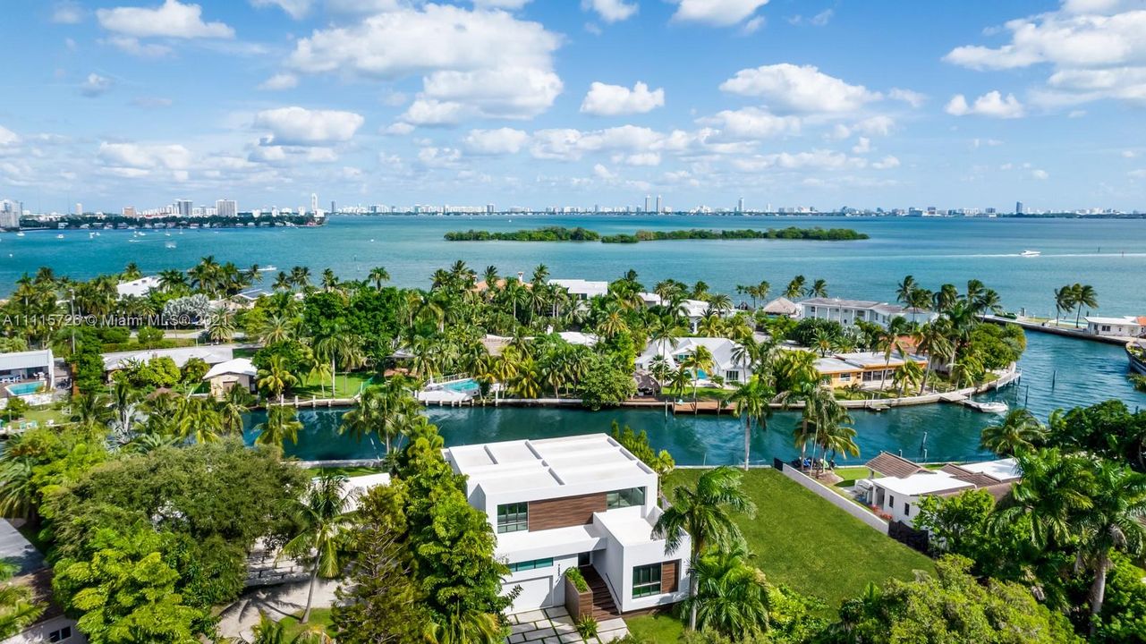Recently Sold: $8,495,000 (5 beds, 5 baths, 4382 Square Feet)