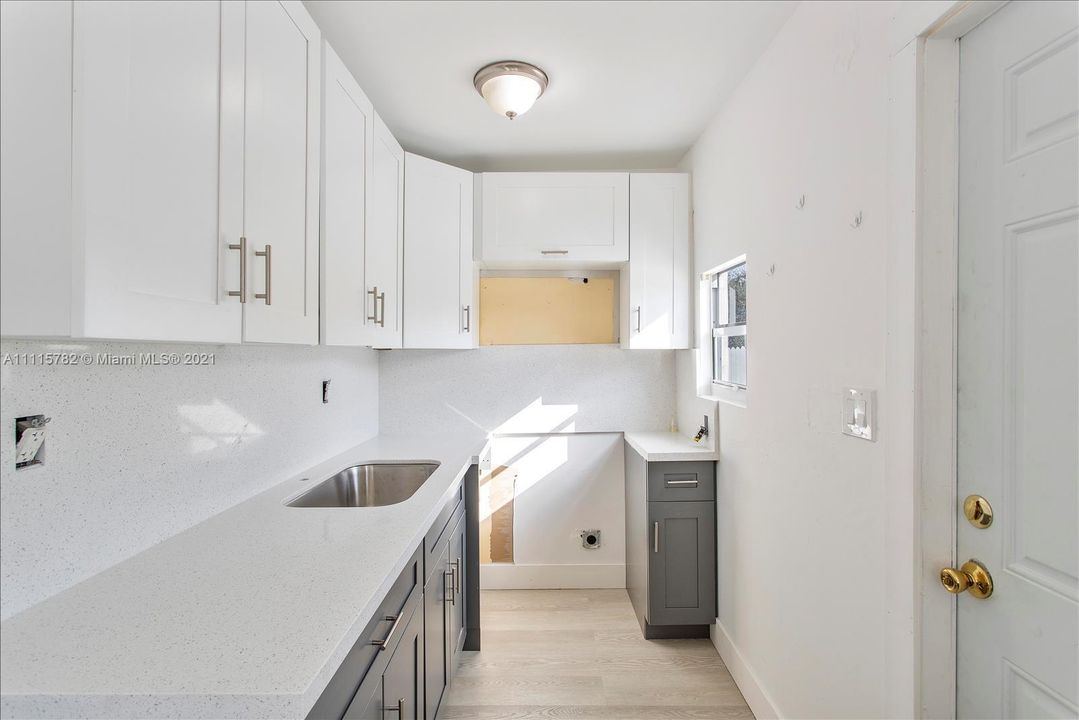 Recently Sold: $249,000 (2 beds, 1 baths, 913 Square Feet)