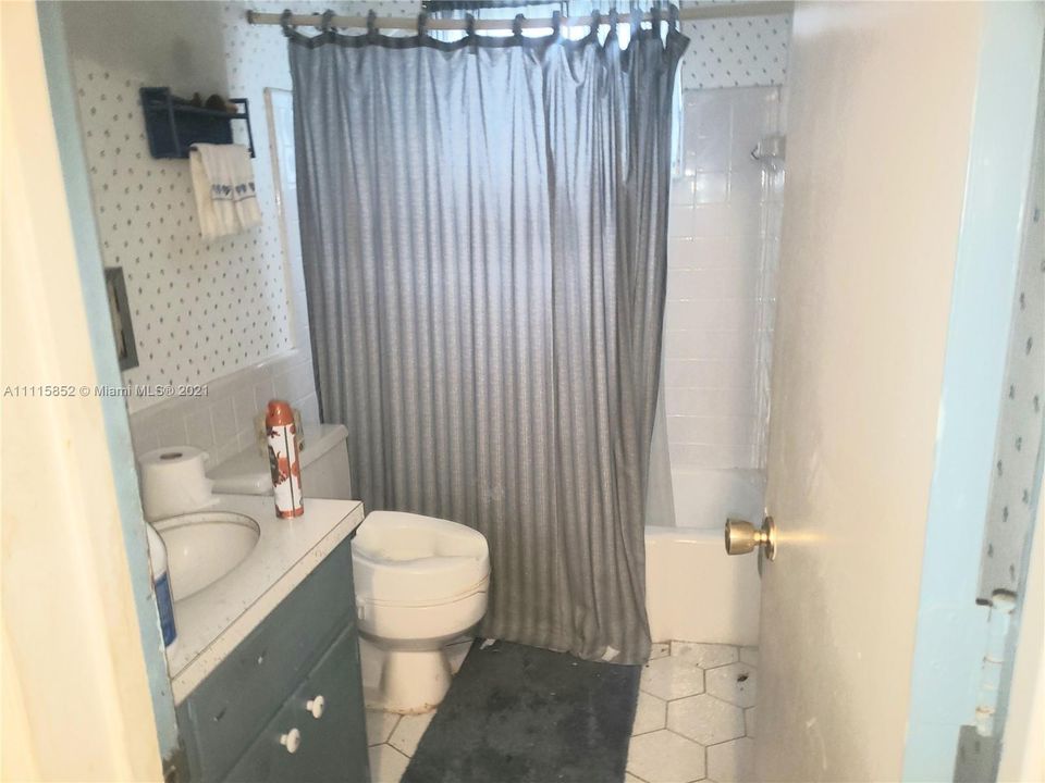 Vendido Recientemente: $325,000 (4 camas, 2 baños, 1438 Pies cuadrados)