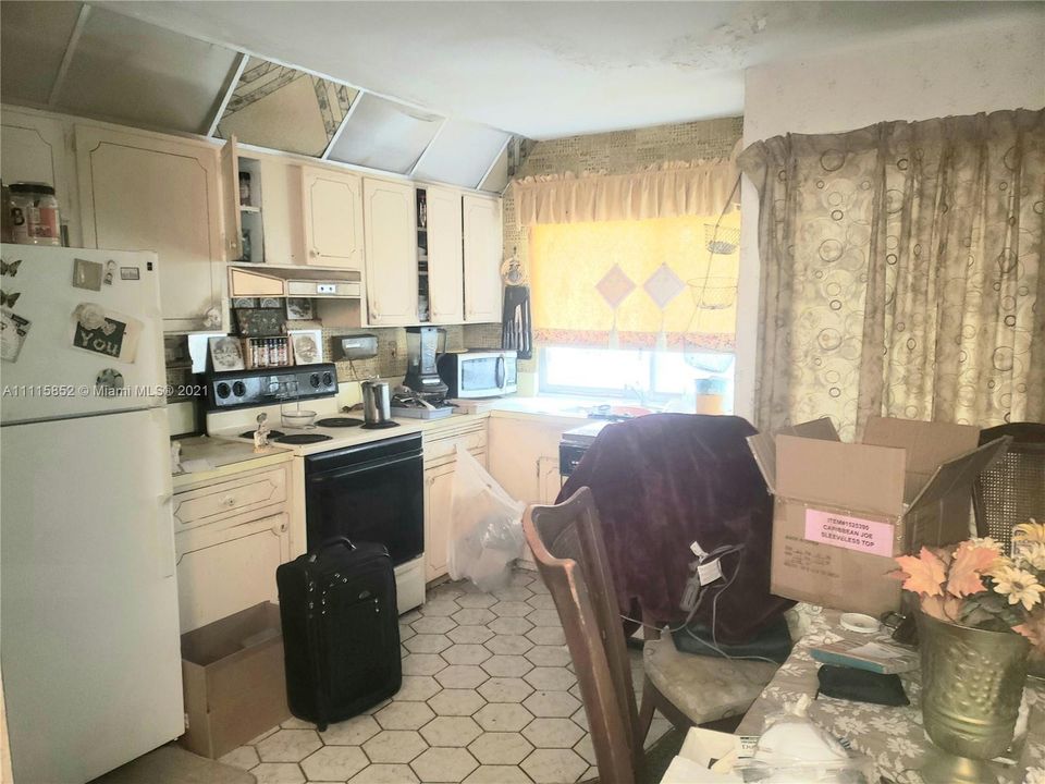 Vendido Recientemente: $325,000 (4 camas, 2 baños, 1438 Pies cuadrados)