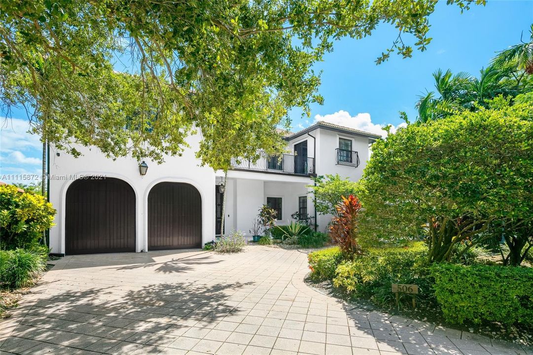 Recently Sold: $3,995,000 (6 beds, 5 baths, 5086 Square Feet)