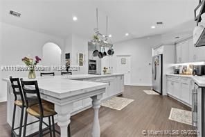 Recientemente alquilado: $5,500 (5 camas, 4 baños, 4393 Pies cuadrados)