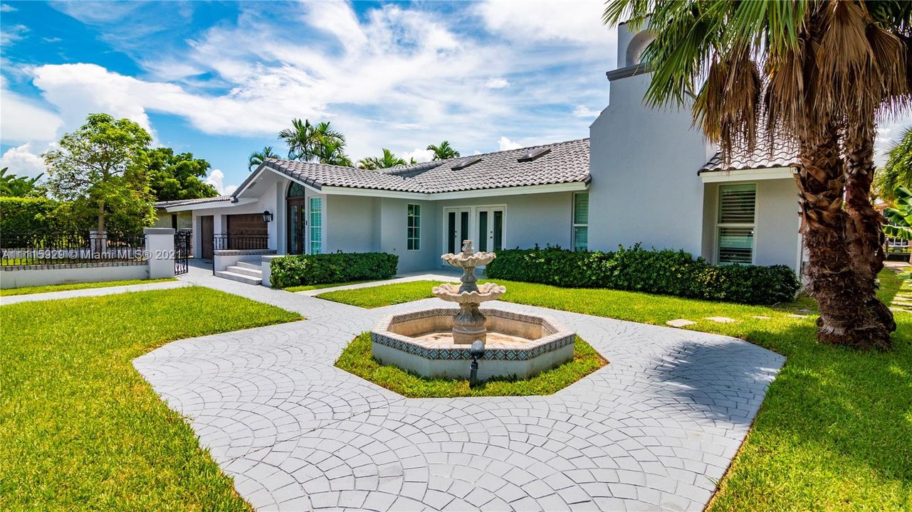Recently Sold: $2,799,000 (4 beds, 3 baths, 4233 Square Feet)