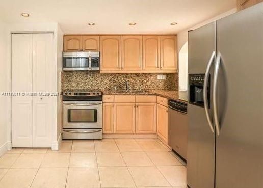 Recently Sold: $560,000 (2 beds, 2 baths, 1424 Square Feet)