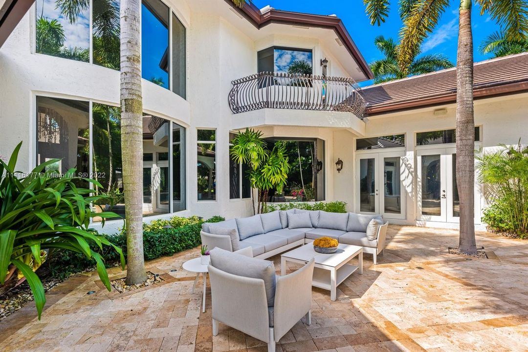 最近售出: $3,495,000 (7 贝兹, 6 浴室, 6859 平方英尺)