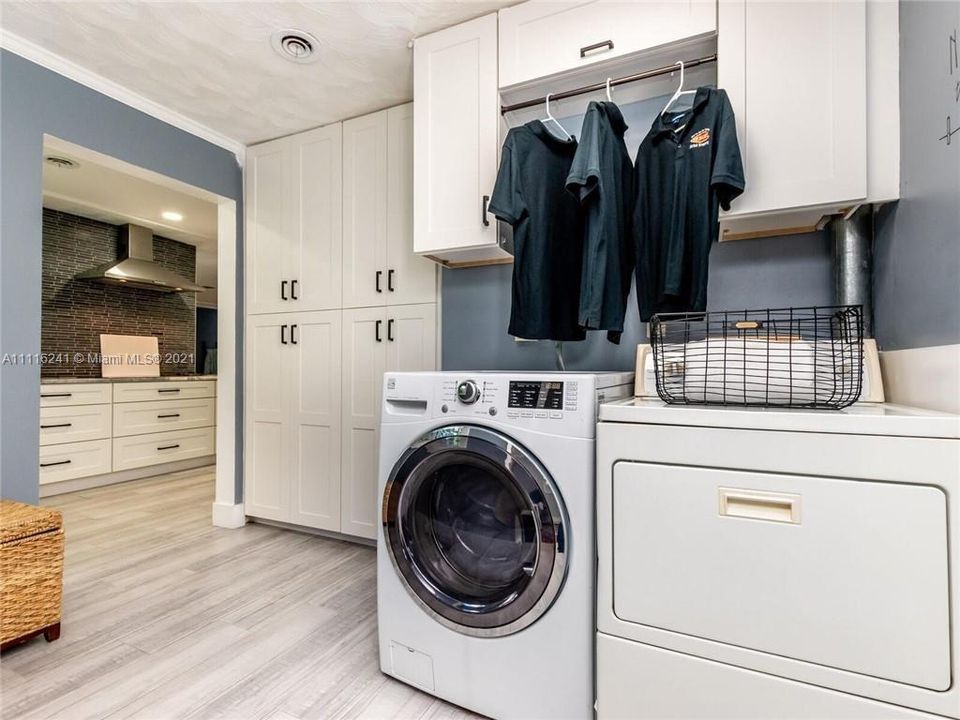 Vendido Recientemente: $750,000 (4 camas, 3 baños, 2254 Pies cuadrados)
