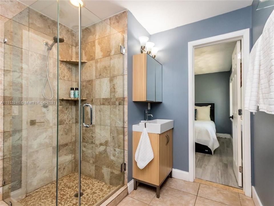 Vendido Recientemente: $750,000 (4 camas, 3 baños, 2254 Pies cuadrados)
