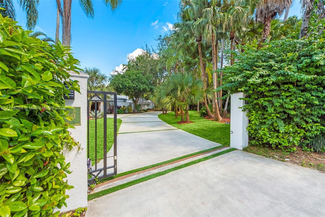 Recently Sold: $2,495,000 (5 beds, 5 baths, 4514 Square Feet)