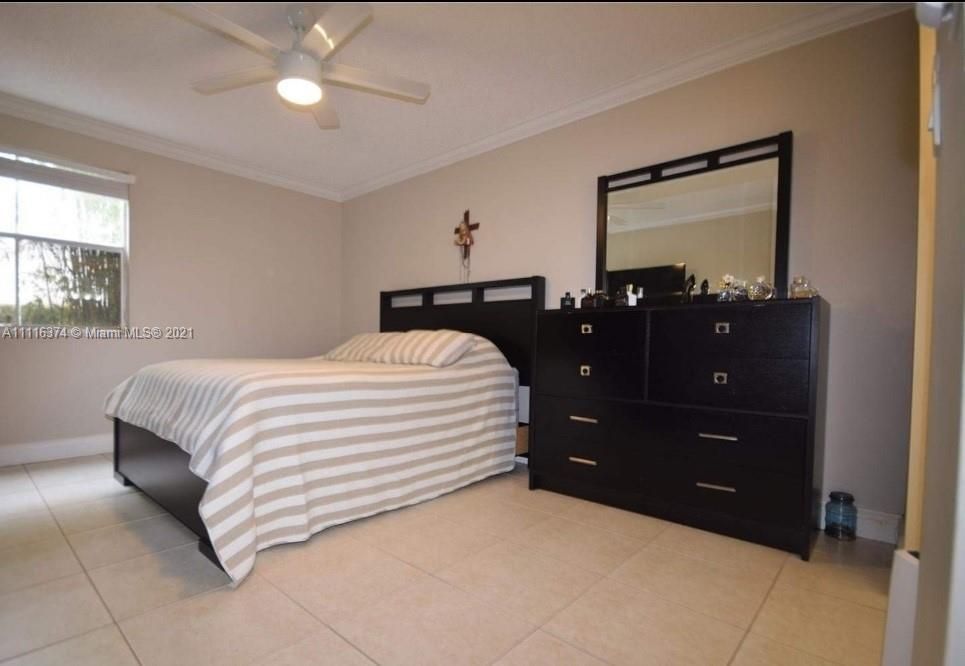 Recently Rented: $1,800 (1 beds, 1 baths, 899 Square Feet)