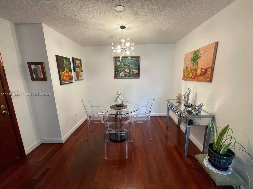 Recently Sold: $300,000 (2 beds, 2 baths, 913 Square Feet)