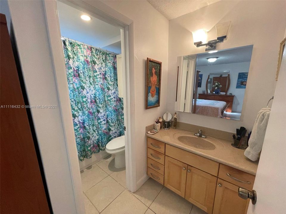 最近售出: $300,000 (2 贝兹, 2 浴室, 913 平方英尺)
