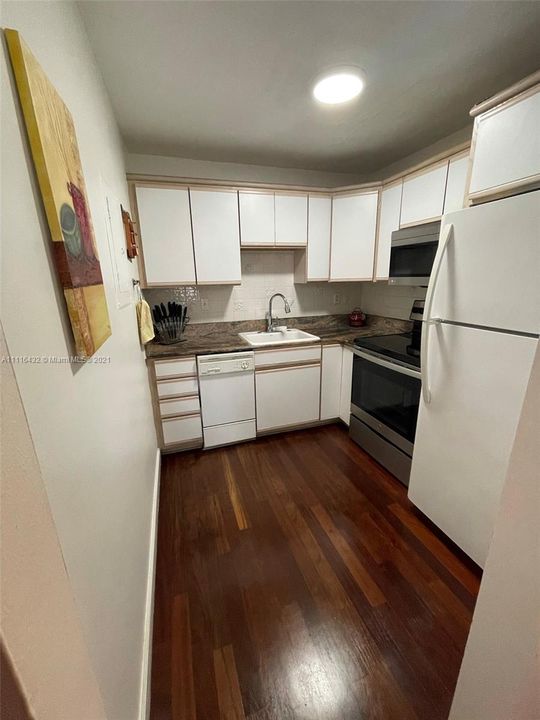 Recently Sold: $300,000 (2 beds, 2 baths, 913 Square Feet)