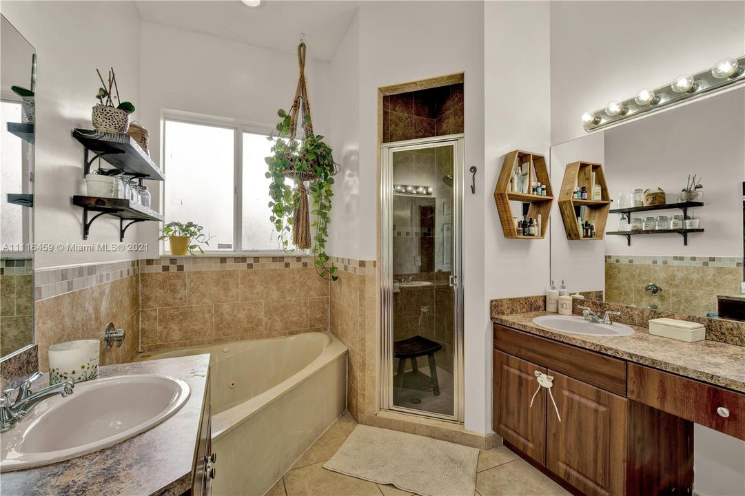 最近售出: $645,000 (4 贝兹, 2 浴室, 2366 平方英尺)