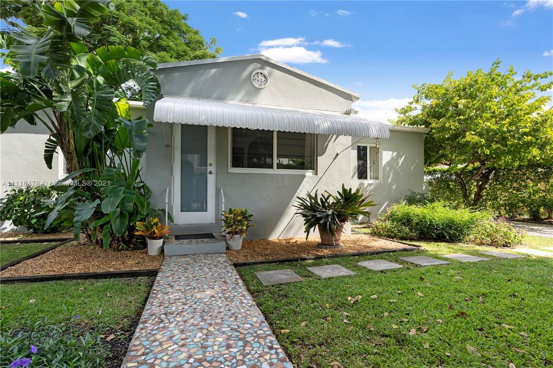 Recently Sold: $550,000 (3 beds, 2 baths, 1552 Square Feet)