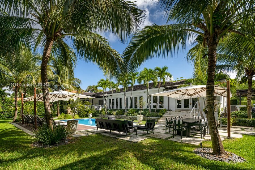 Recently Sold: $5,700,000 (5 beds, 4 baths, 4838 Square Feet)