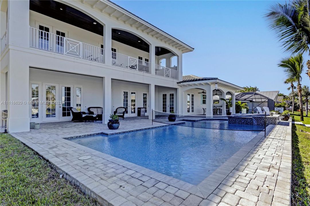 Recently Sold: $2,700,000 (5 beds, 3 baths, 3521 Square Feet)