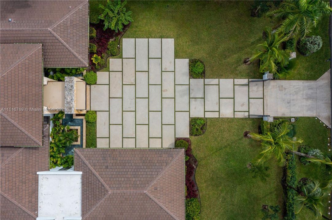 Aerial view, front driveway