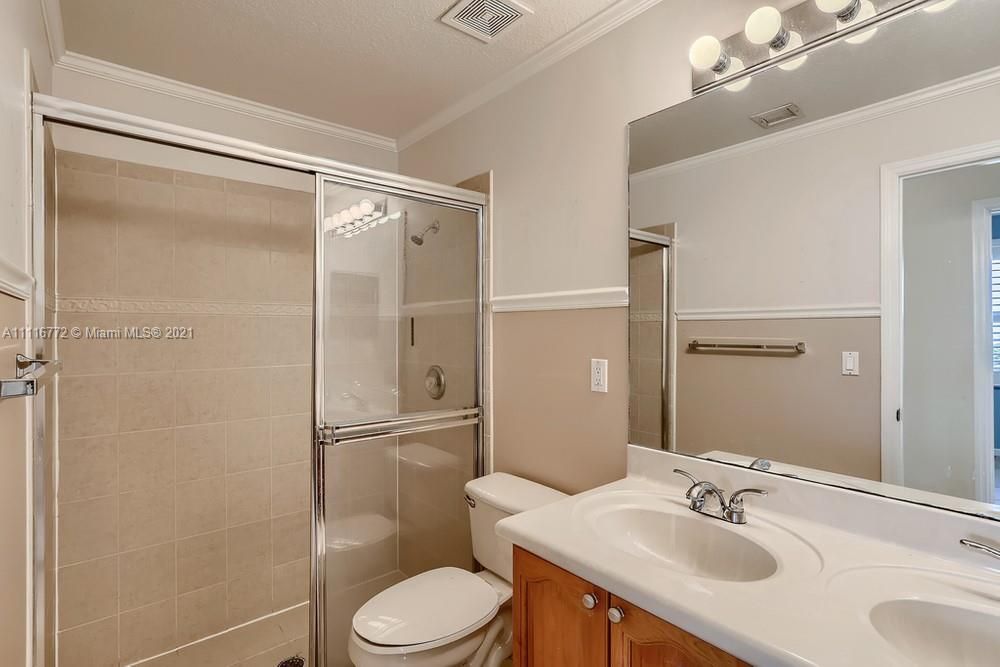 Vendido Recientemente: $567,000 (4 camas, 2 baños, 2425 Pies cuadrados)
