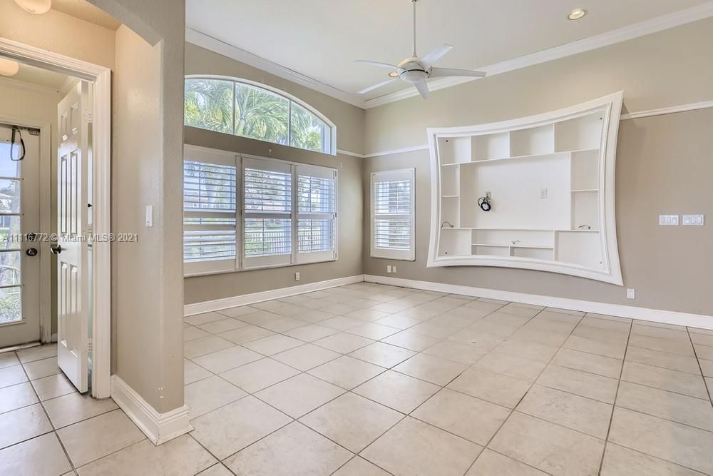 Vendido Recientemente: $567,000 (4 camas, 2 baños, 2425 Pies cuadrados)