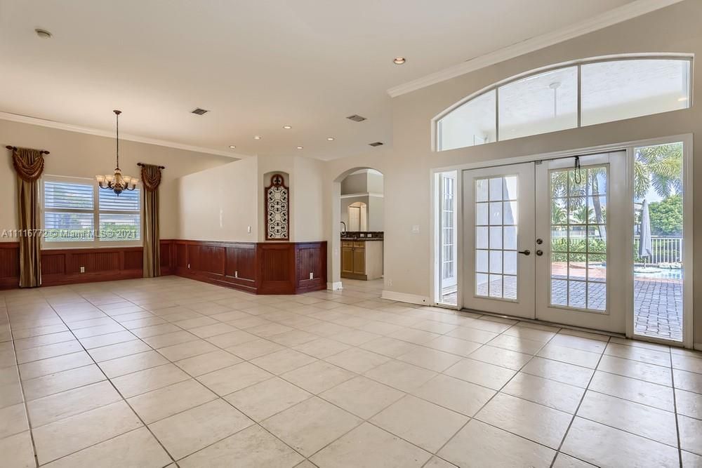 Vendido Recientemente: $567,000 (4 camas, 2 baños, 2425 Pies cuadrados)