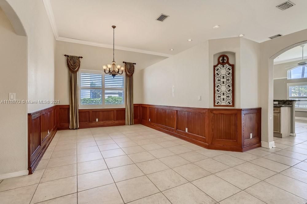 Vendido Recientemente: $567,000 (4 camas, 2 baños, 2425 Pies cuadrados)