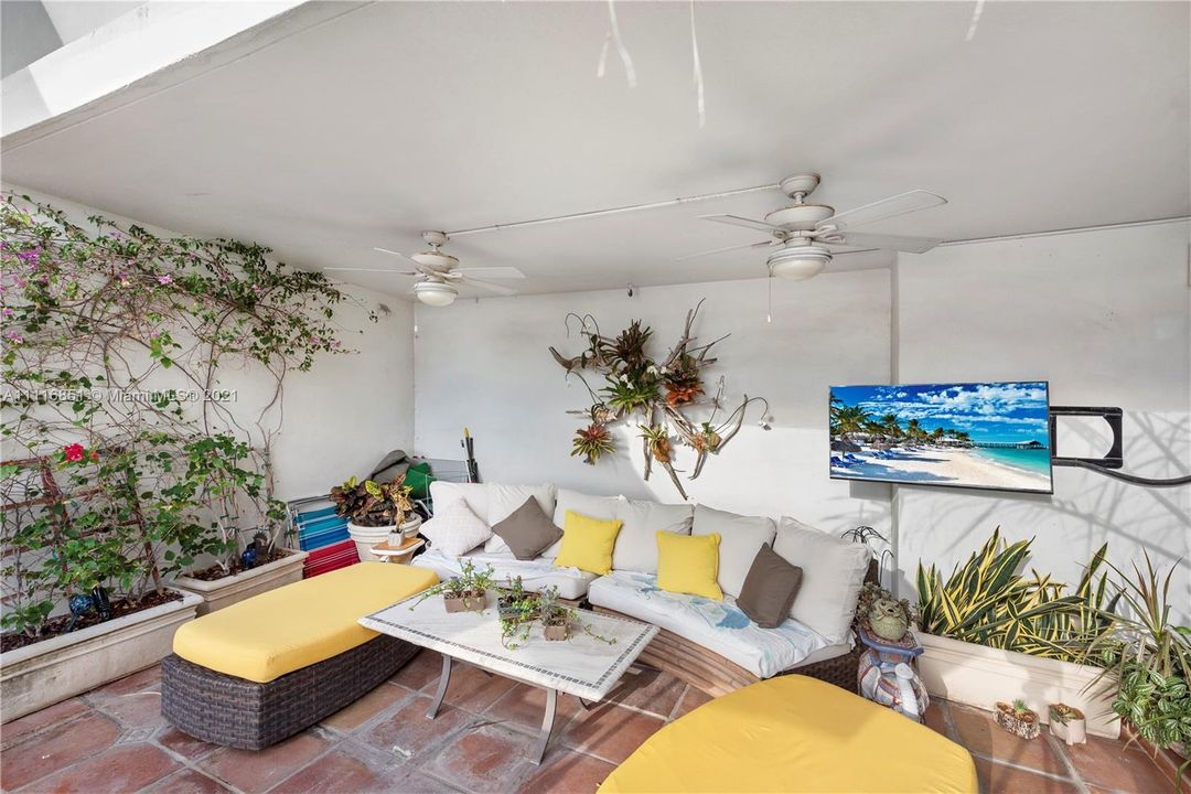 Recently Sold: $2,100,000 (3 beds, 3 baths, 2079 Square Feet)