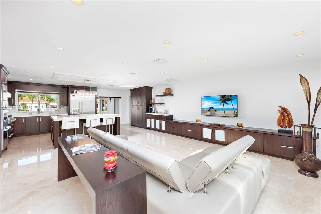 Recently Sold: $2,695,000 (4 beds, 3 baths, 2972 Square Feet)