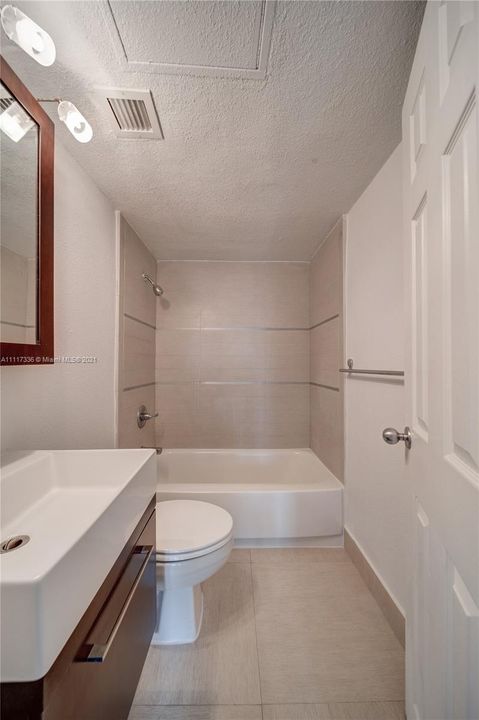 Recientemente alquilado: $3,086 (2 camas, 2 baños, 1120 Pies cuadrados)