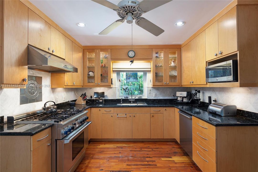 最近售出: $1,295,000 (3 贝兹, 2 浴室, 1833 平方英尺)