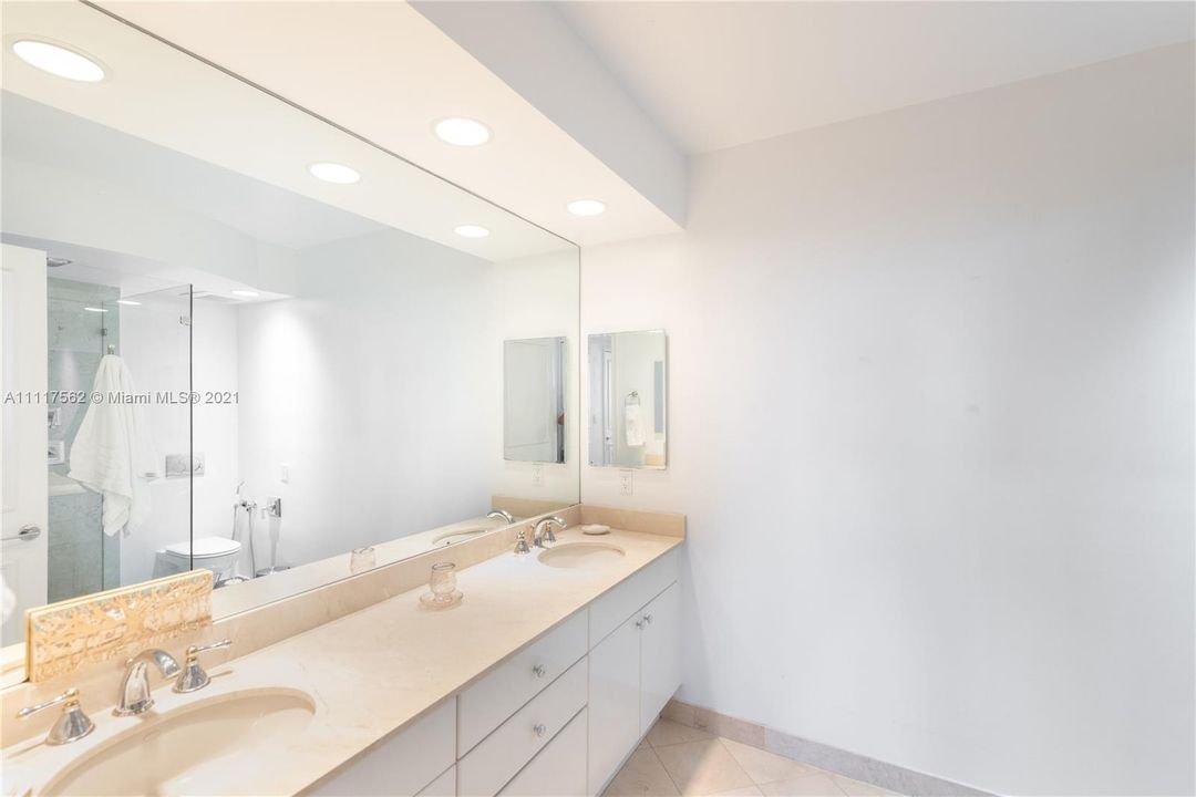 MASTER BATHROOM WITH DUAL SINKS