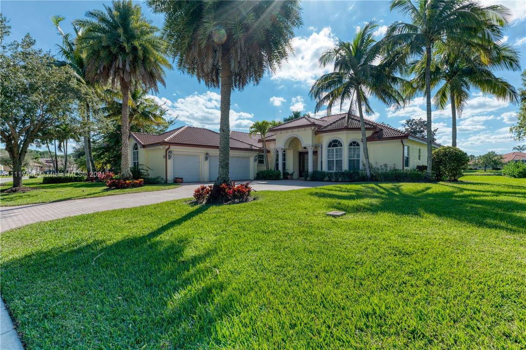 Recently Sold: $895,000 (4 beds, 3 baths, 3427 Square Feet)