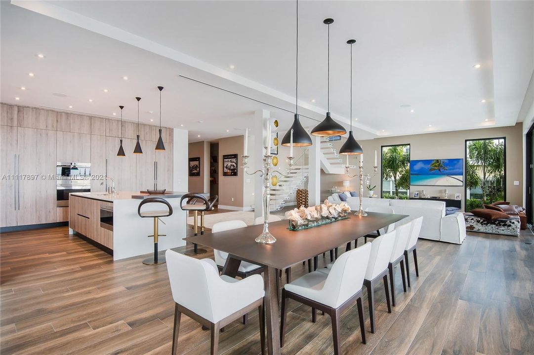 Recently Sold: $8,000,000 (5 beds, 5 baths, 4204 Square Feet)