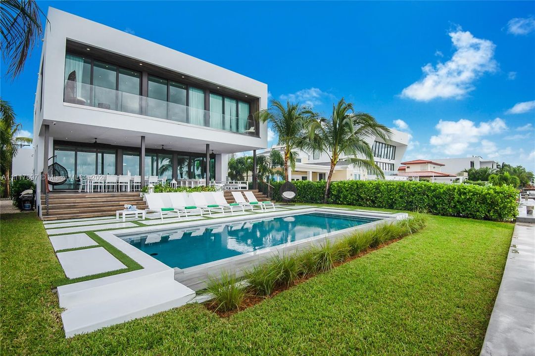 Recently Sold: $8,000,000 (5 beds, 5 baths, 4204 Square Feet)