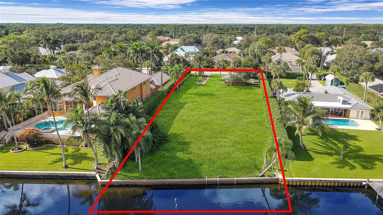 Vendido Recientemente: $2,995,000 (0.65 acres)