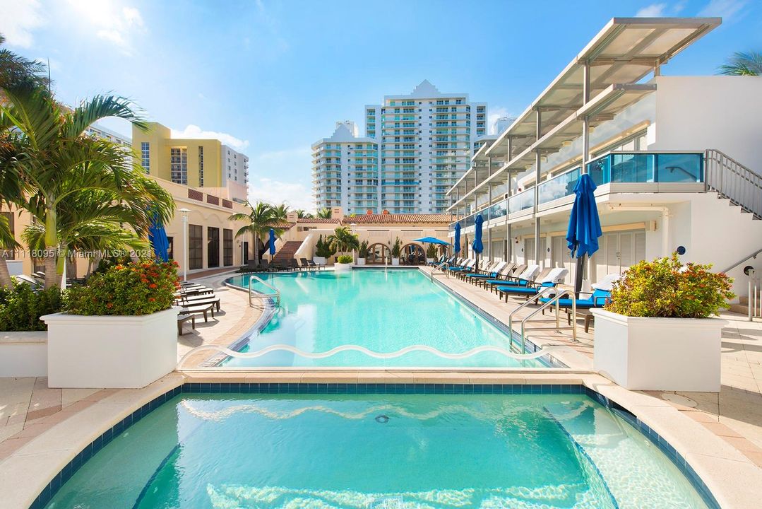Recently Sold: $4,000,000 (3 beds, 3 baths, 2572 Square Feet)
