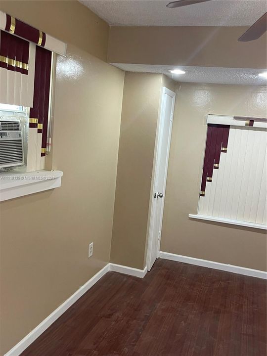 最近租的: $1,000 (1 贝兹, 1 浴室, 0 平方英尺)