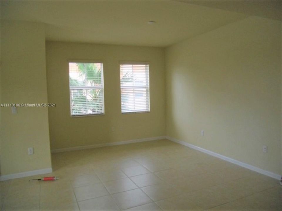 Recently Rented: $2,500 (3 beds, 2 baths, 1280 Square Feet)