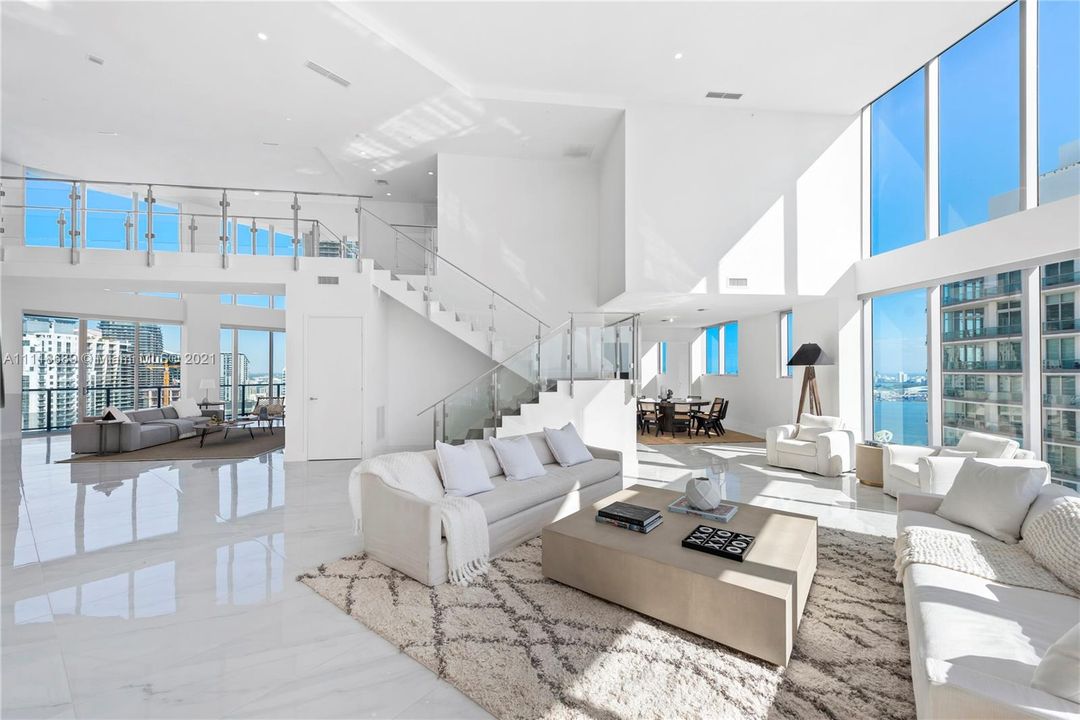 Recently Sold: $5,875,000 (6 beds, 7 baths, 6521 Square Feet)