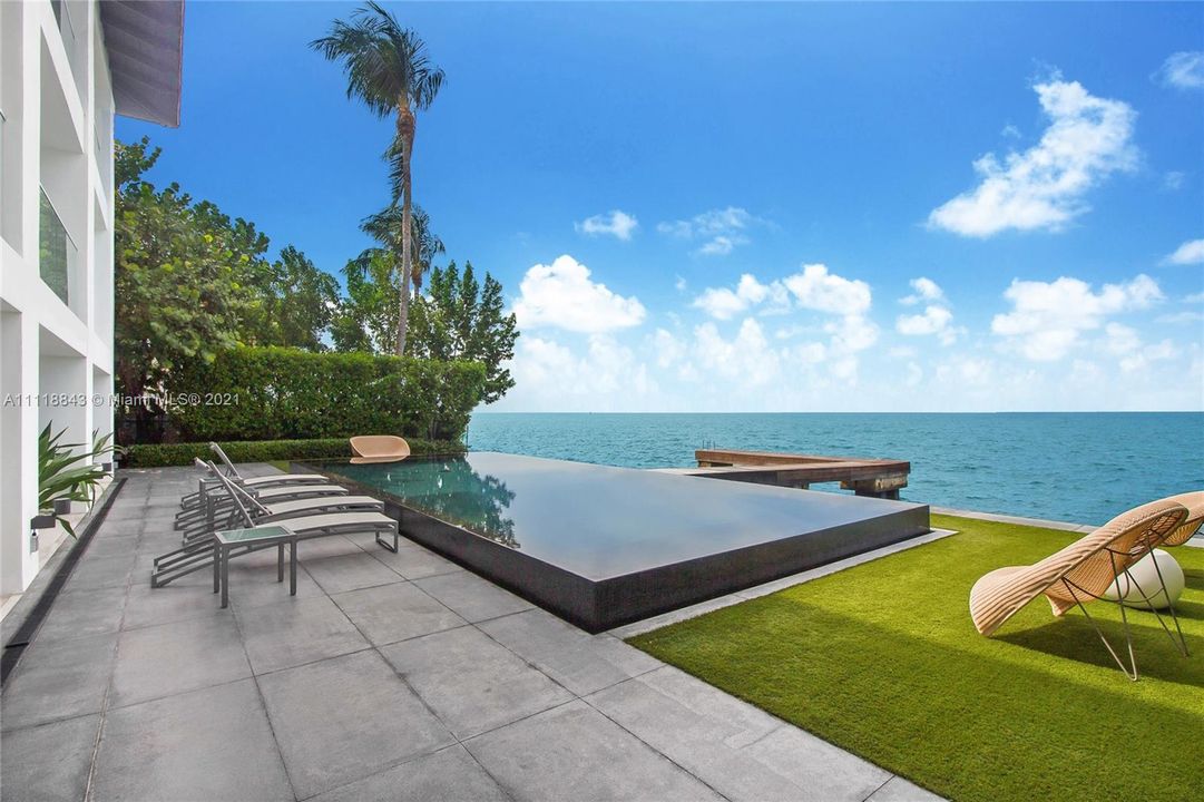Recently Sold: $11,000,000 (5 beds, 6 baths, 5967 Square Feet)